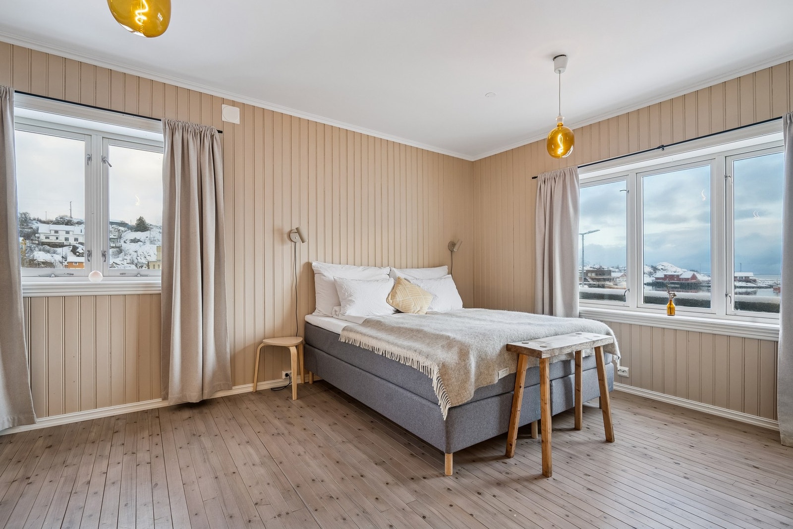 Soverom 2 er romslig med fleksible møbleringsmuligheter. Tenk å våkne til denne utsikten! Galleribilde