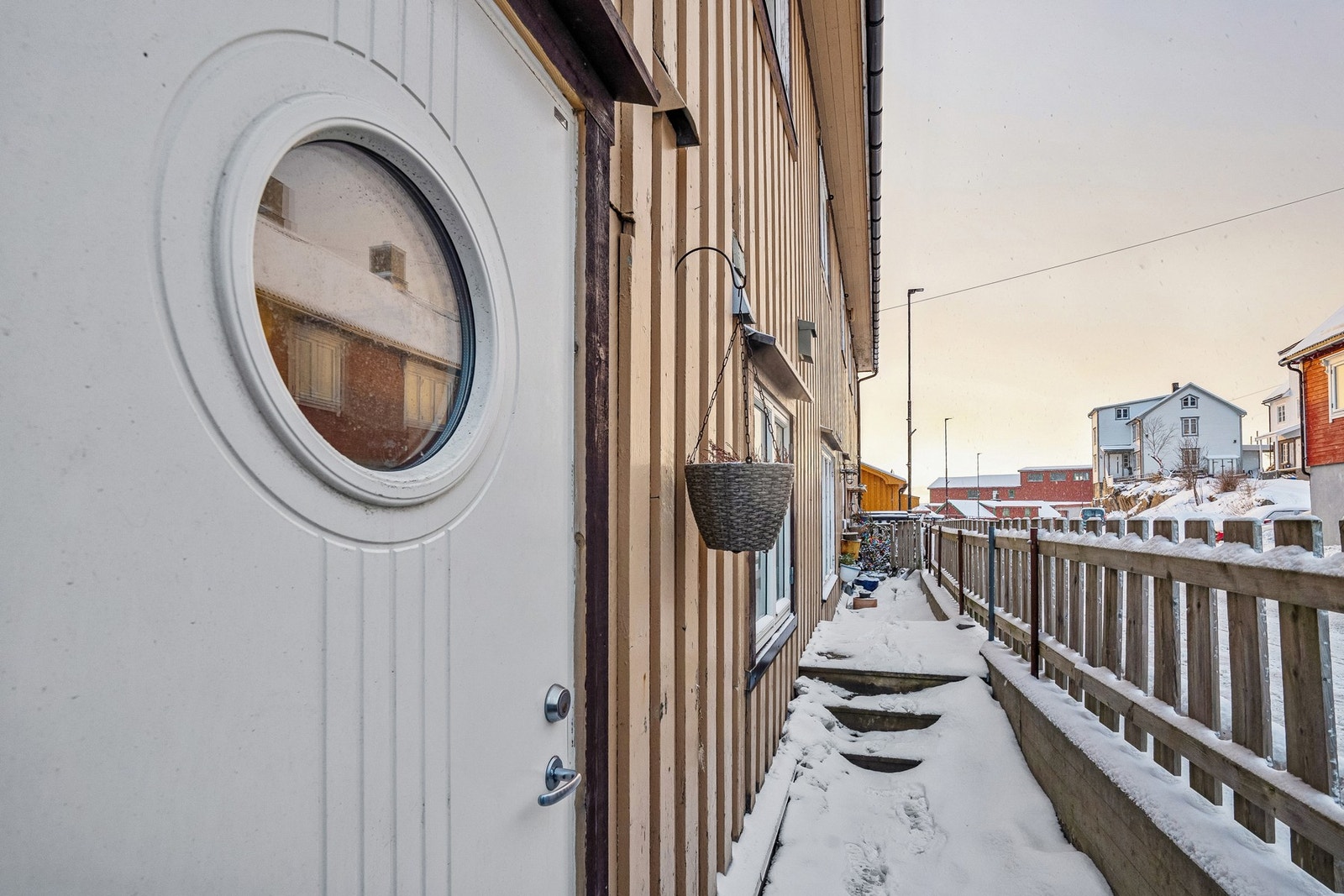 Gangavstand til dagligvarebutikk, caféer, restauranter, treningssenter og Hurtigrutekaia. Galleribilde