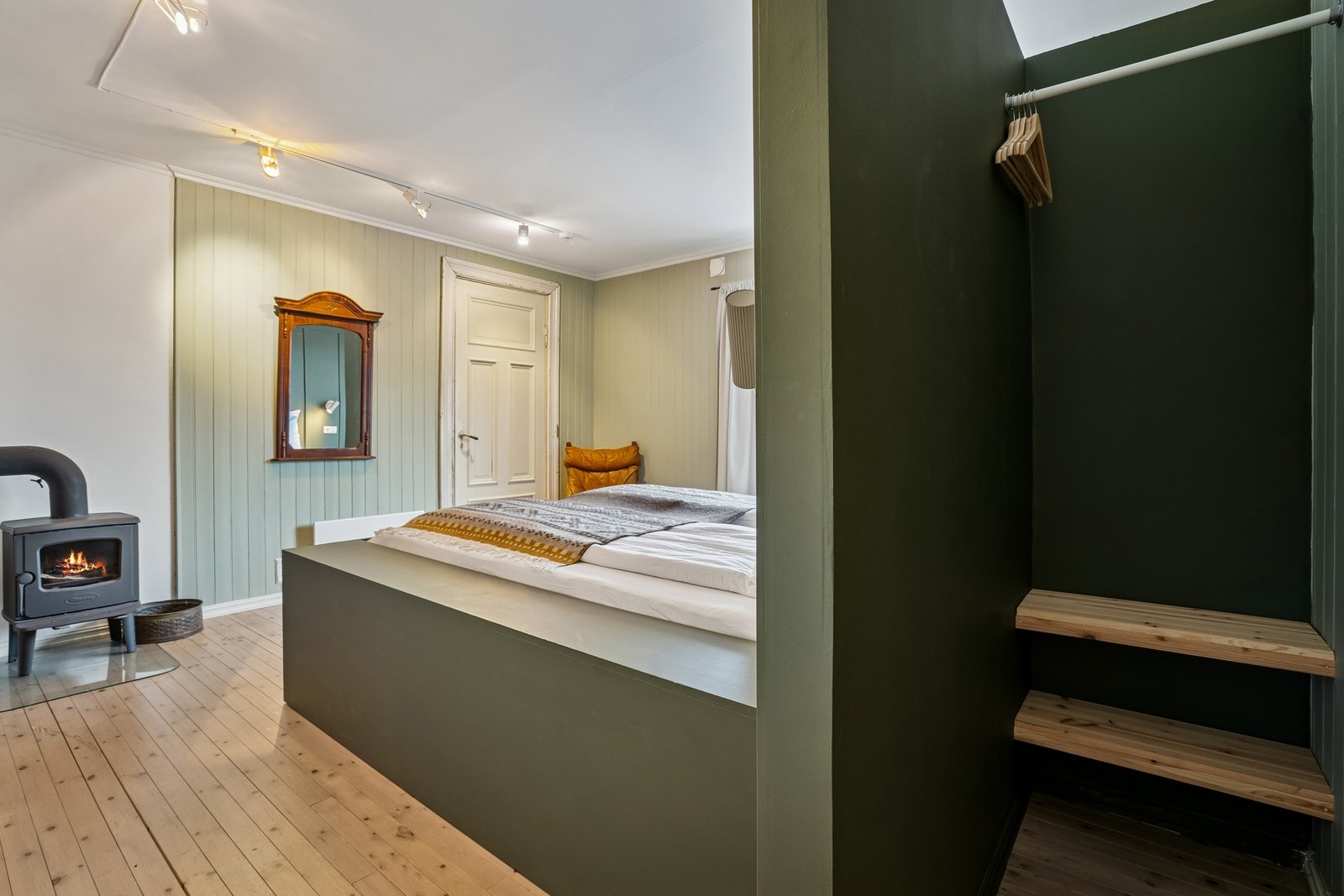 Smart skjermet oppbevaringsplass bak sengeryggen. Galleribilde