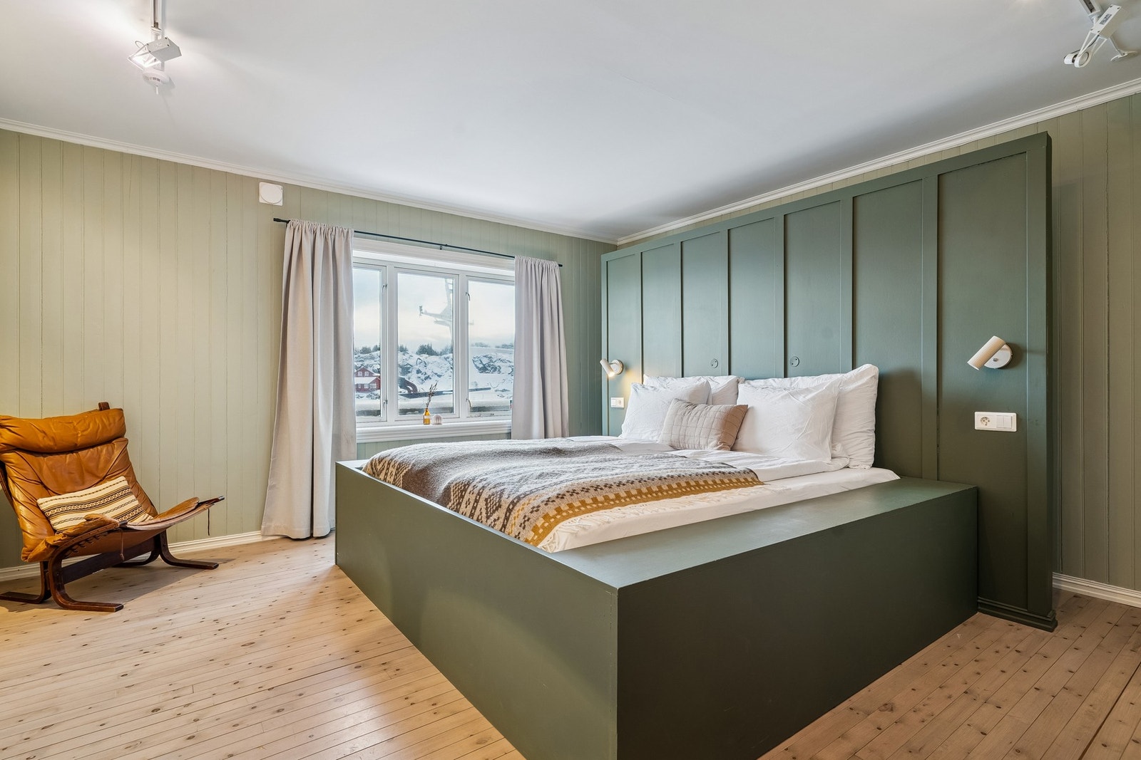 Soverom malt opp i behagelig fargevalg. Legg merke til den utrolig fine omrammingen. Galleribilde