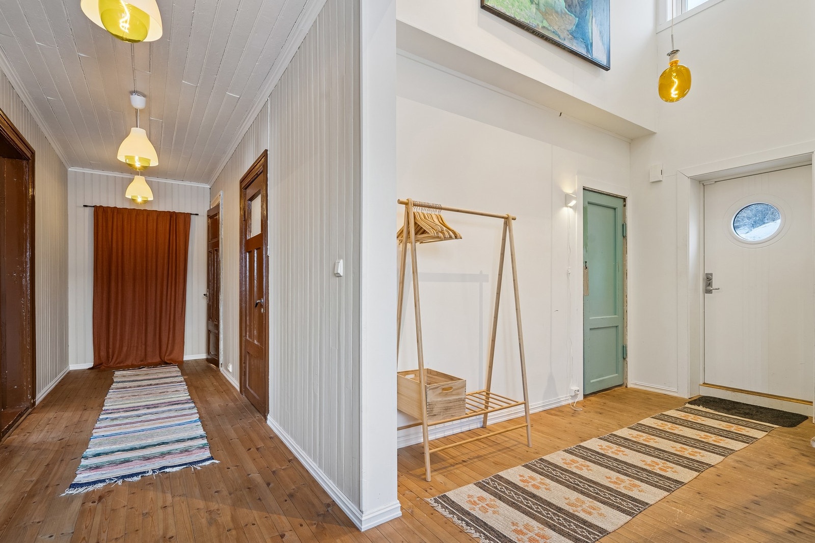 Innbydende entré med svært god takhøyde. Galleribilde