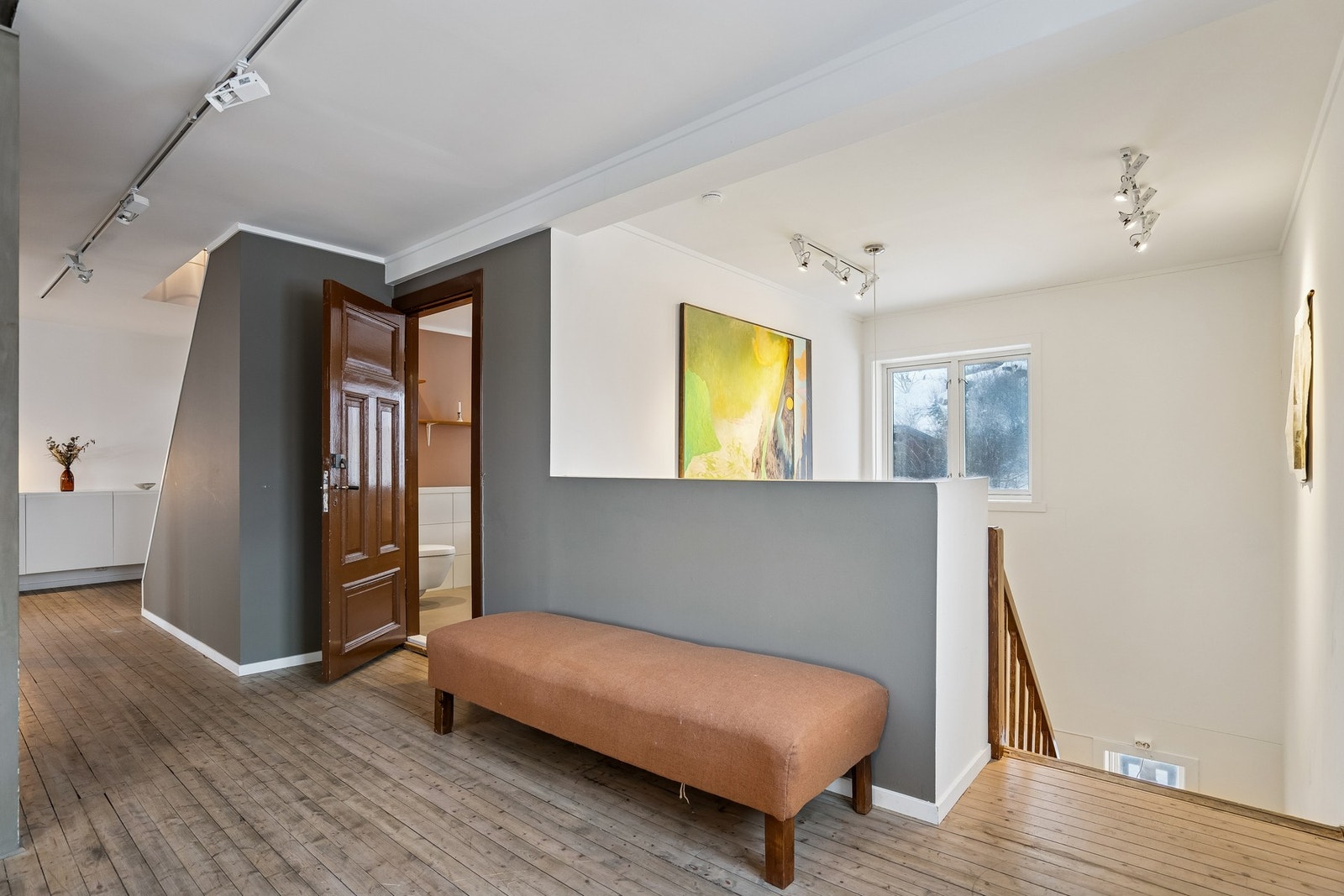 Vi tar trappa opp i 2. etasje. Galleribilde