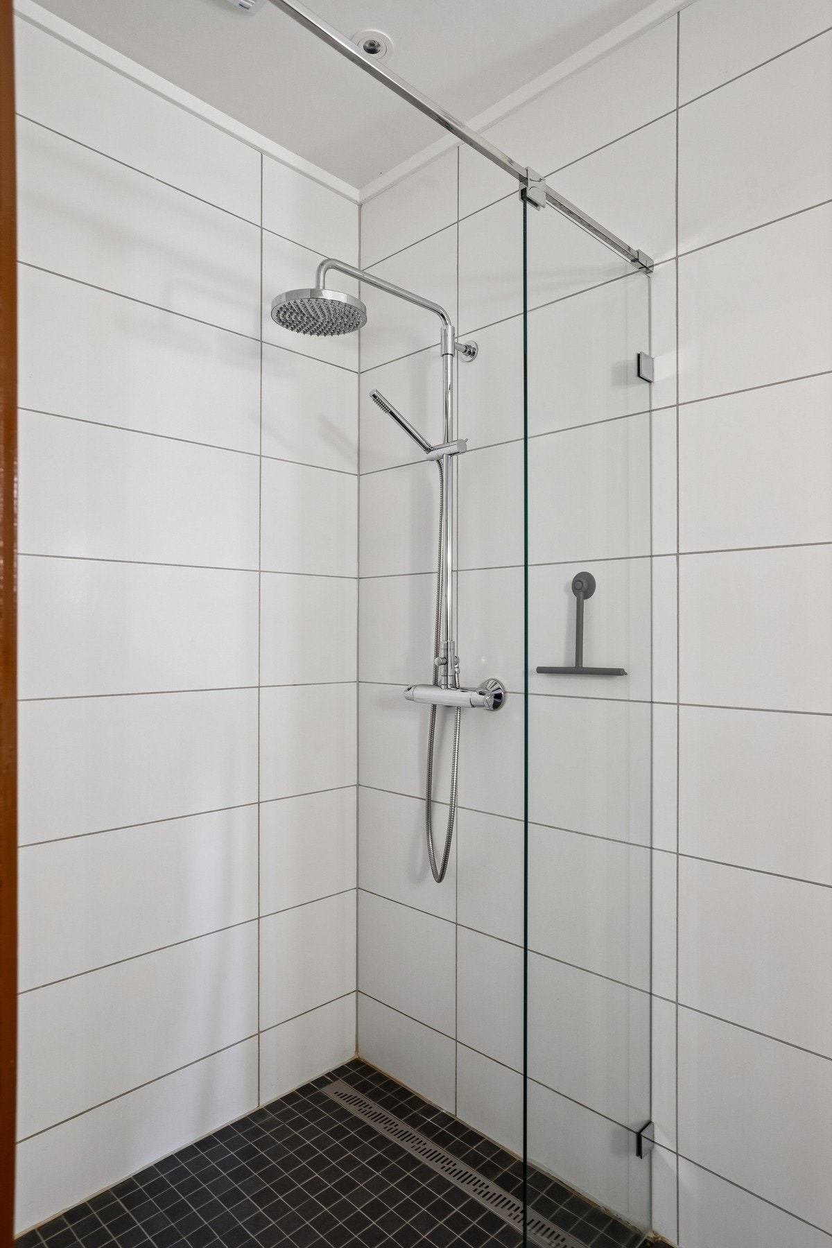 Praktisk dusjløsning og god utnyttelse av arealet. Galleribilde