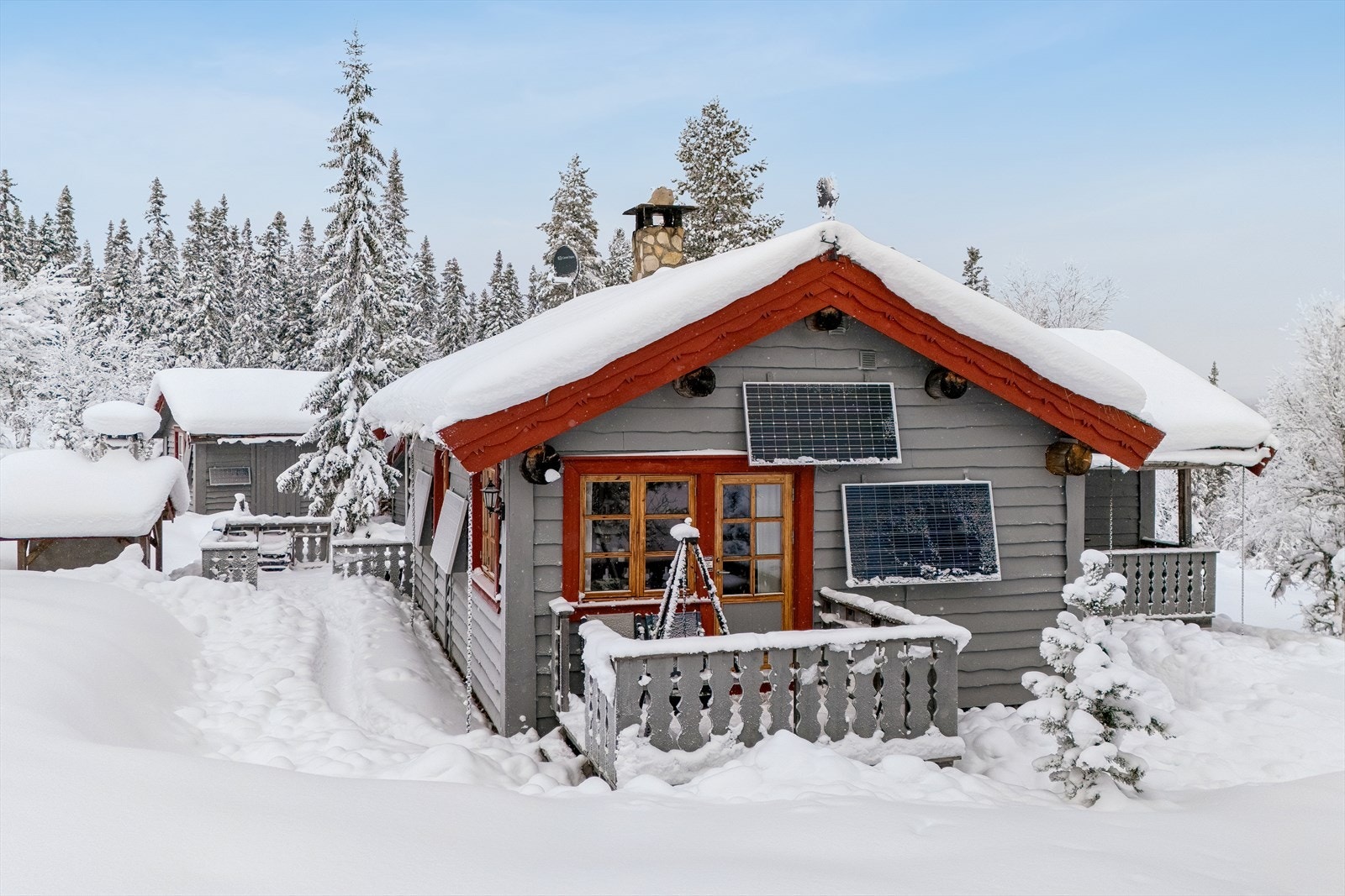 Hytta har en solid og tradisjonell laftet konstruksjon. Galleribilde