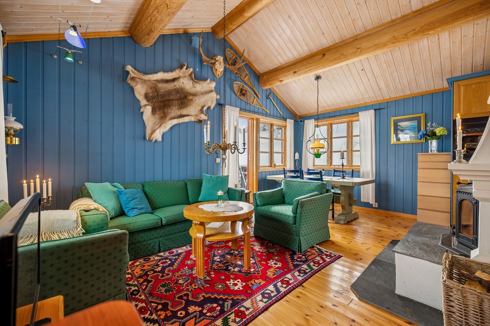 De synlige takbjelkene understreker den tradisjonelle hyttestilen. Galleribilde