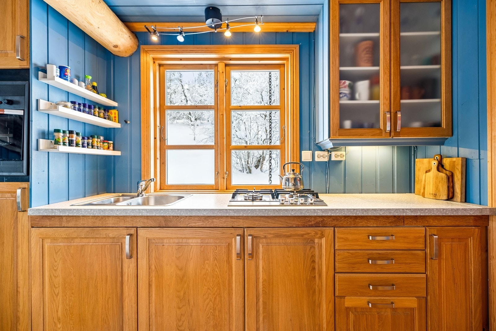 Kjøkkeninnredning i heltre eik med gasskomfyr og god benkeplass. Galleribilde