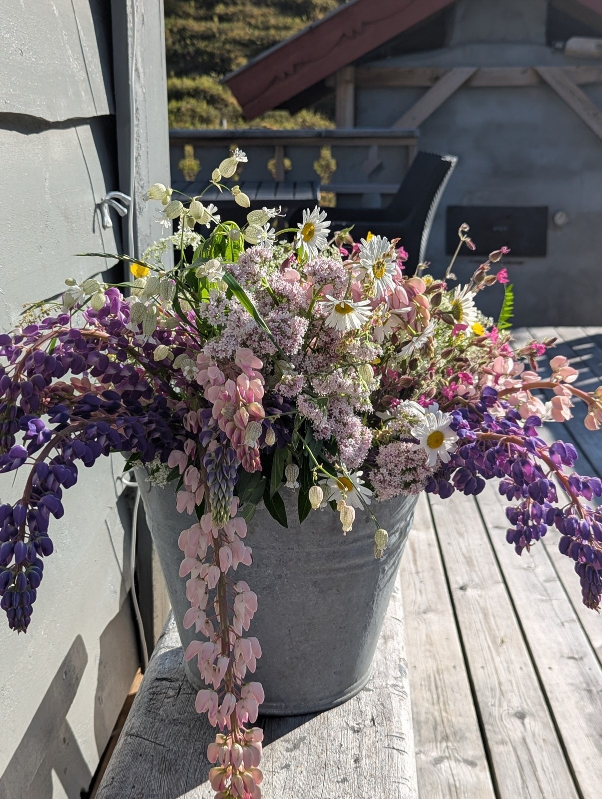 Om sommeren kan man pynte terrassen med markblomster fra nærområdet. Selgers foto. Galleribilde