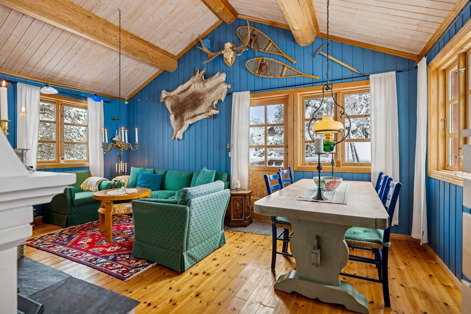 Store vindusflater slipper inn rikelig med dagslys og gir utsyn mot naturen. Galleribilde