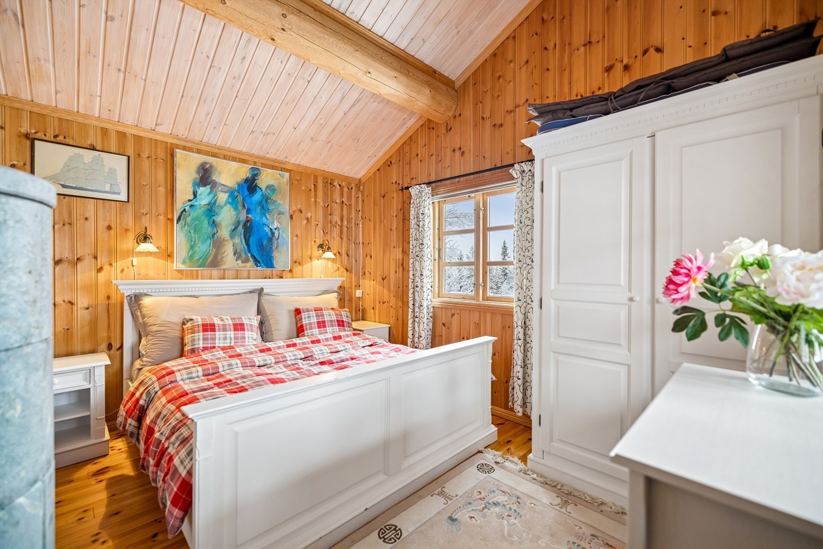 Hovedsoverommet er romslig med plass til dobbeltseng og garderobeskap. Galleribilde