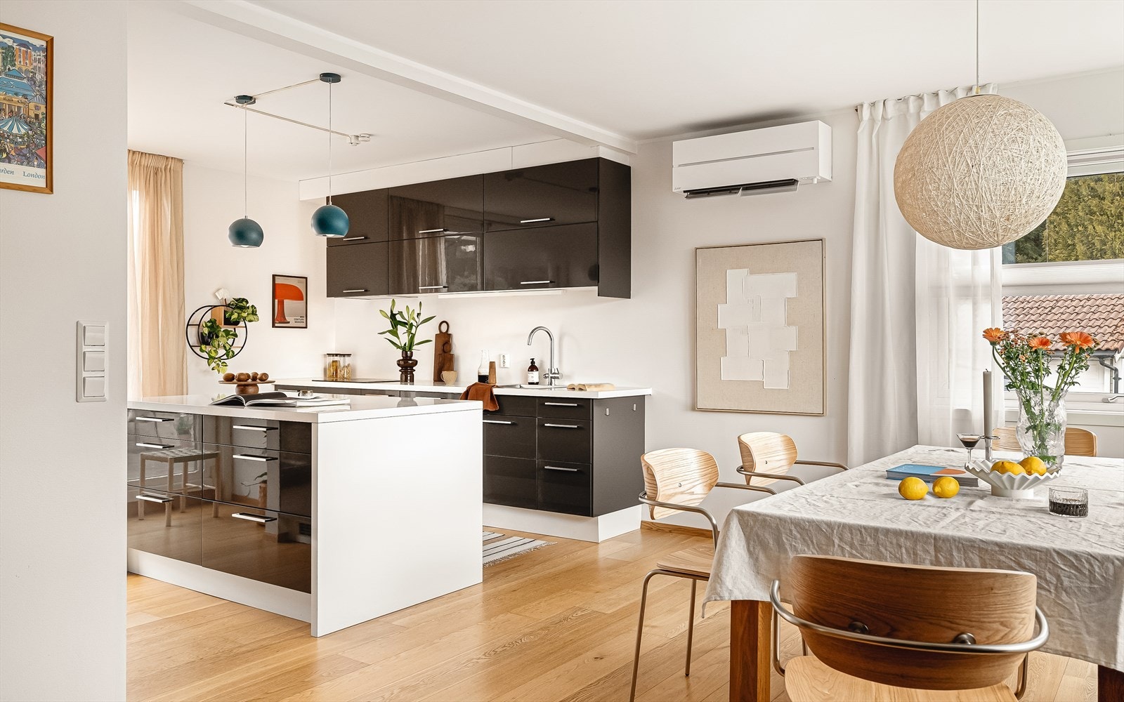 Varmepumpe fra 2020 bidrar til behagelig innetemperatur og energieffektiv oppvarming året rundt. Boligen har også balansert ventilasjon. Galleribilde