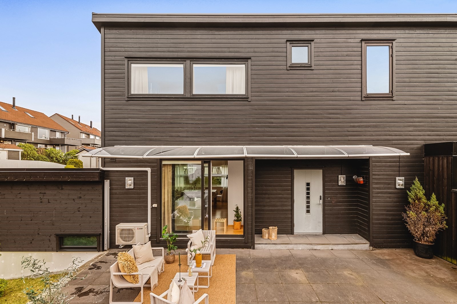 Velkommen til en lettstelt og innbydende tomannsbolig med hyggelig inngangsparti og egen hagedel. Galleribilde