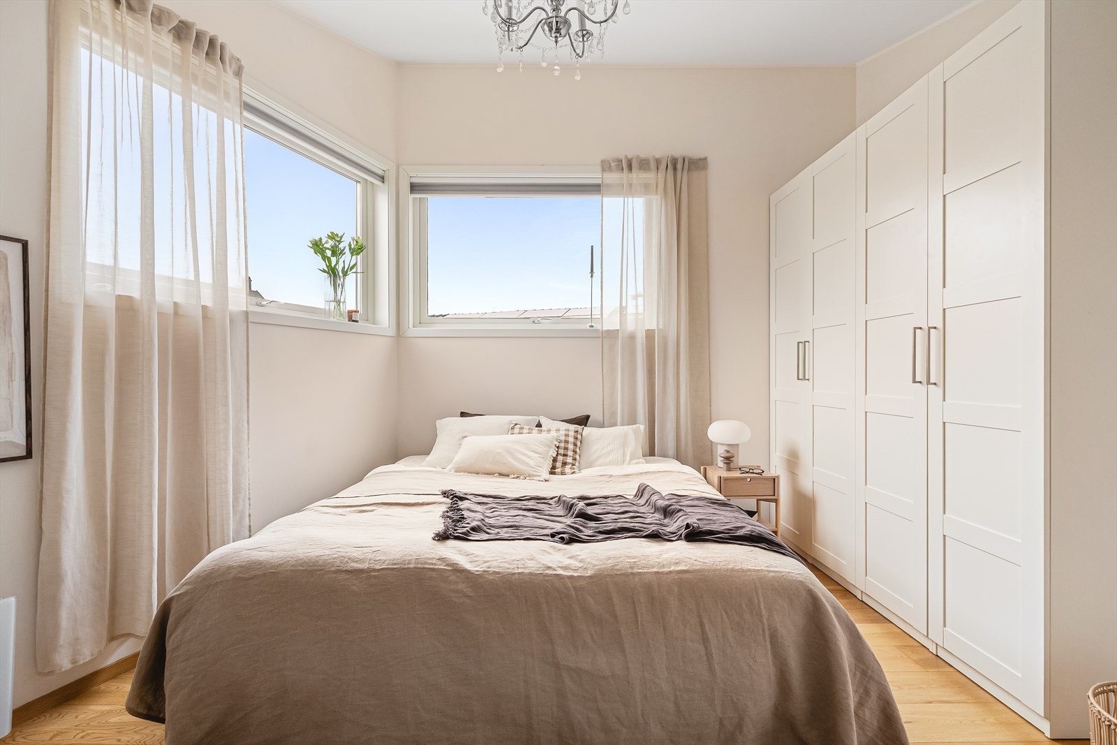 Rommet har en rolig og tilbaketrukket plassering i boligen, som gir gode forhold for hvile og komfort. Galleribilde