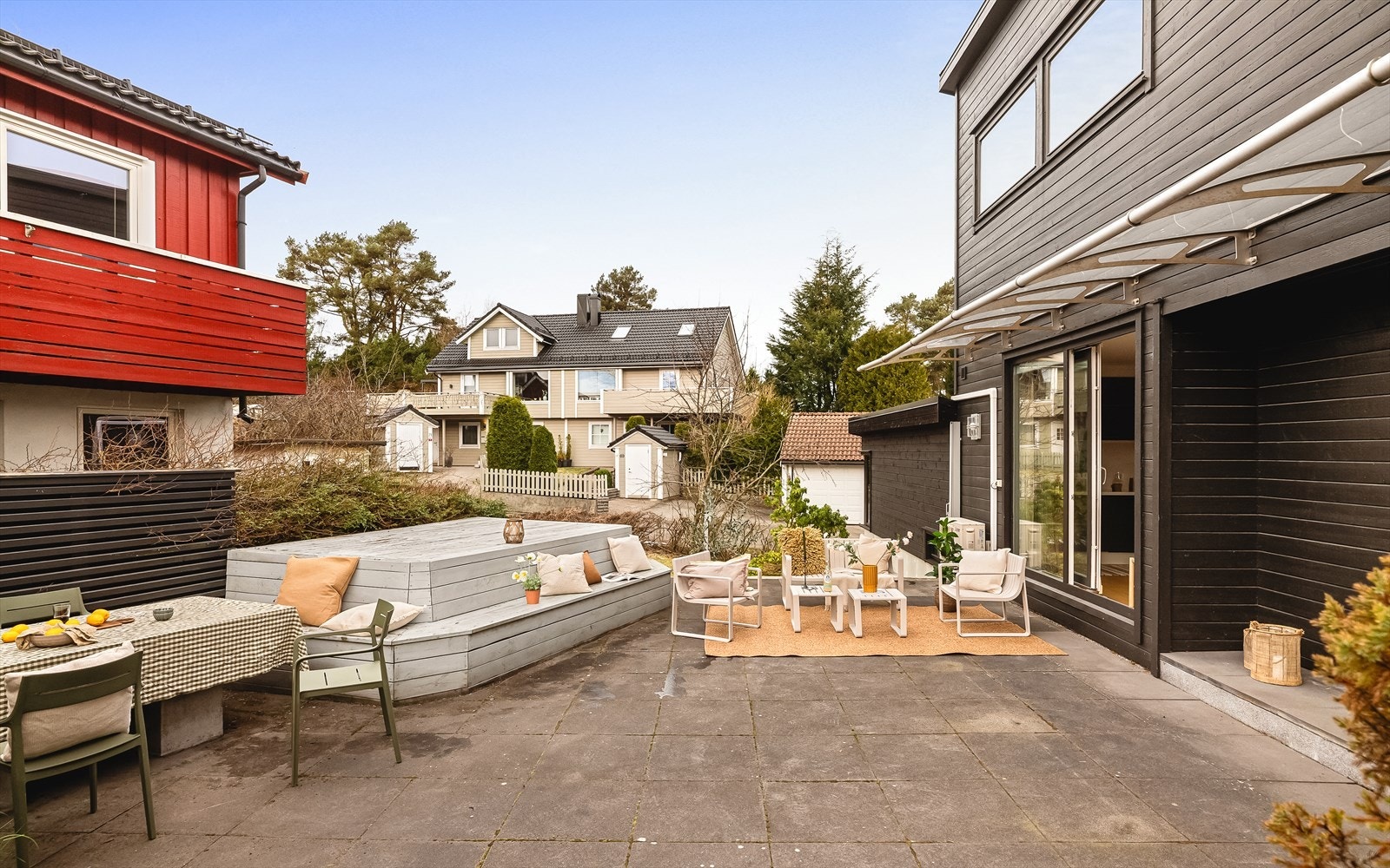 Uteområdet kan enkelt deles inn i ulike soner og kan innredes etter eget ønske. Galleribilde