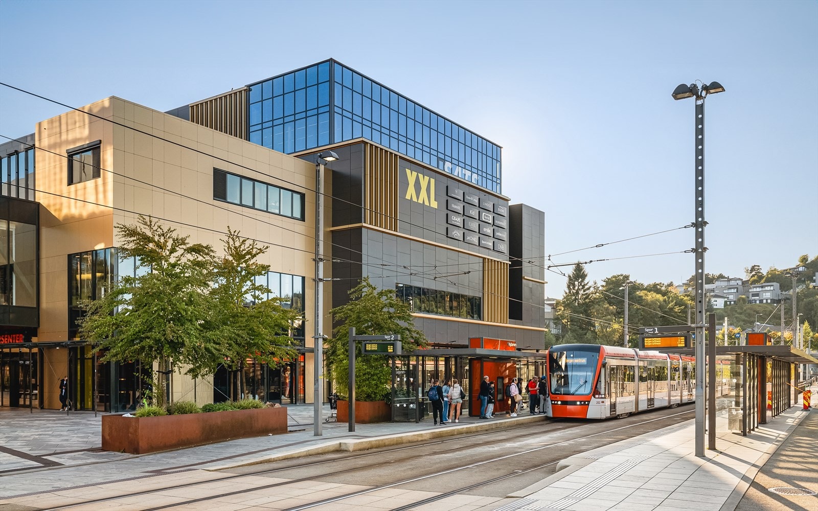 Ellers er det gode shoppingmuligheter ved Lagunen Storesenter en kort kjøretur unna. Galleribilde