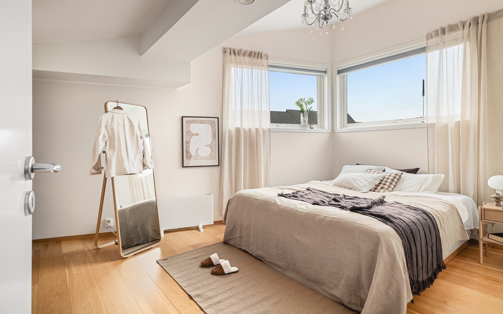 Hovedsoverommet er på ca. 14,7 m² og gir god plass til dobbeltseng og garderobeløsninger. Galleribilde