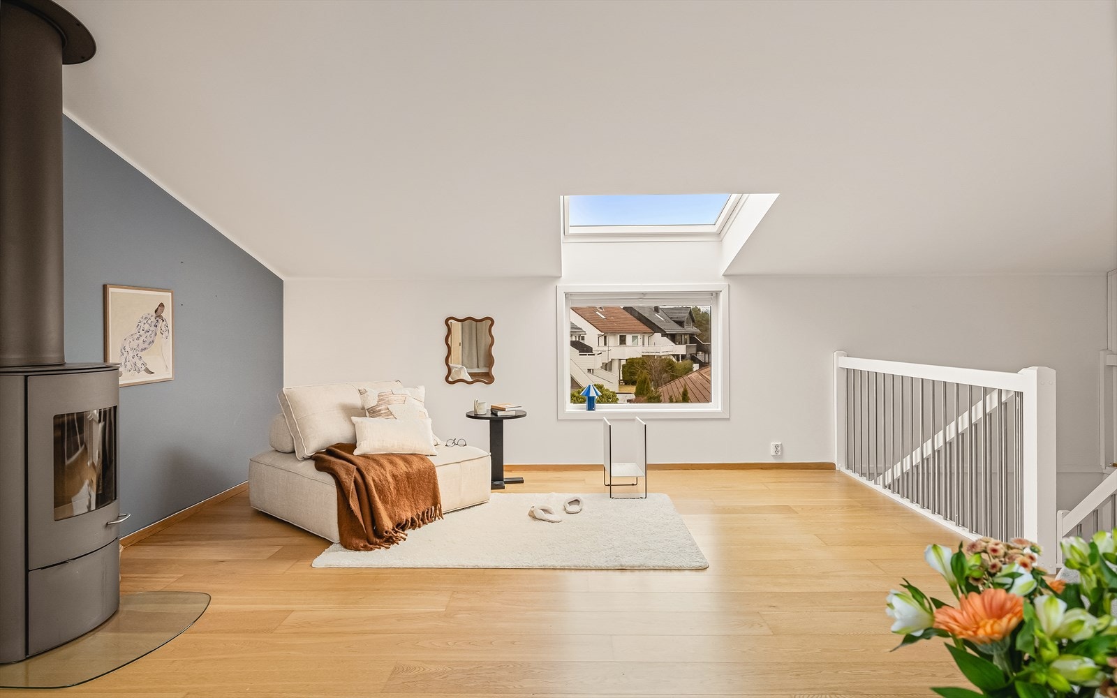 Romslig og innbydende stue i 2. etasje på ca. 30 m² med god plass til flere soner. Galleribilde