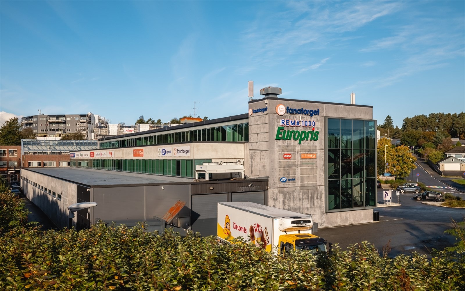 Fanatorget ligger like i nærheten og tilbyr et variert utvalg av butikker, servicetilbud og kollektivtransport. Galleribilde