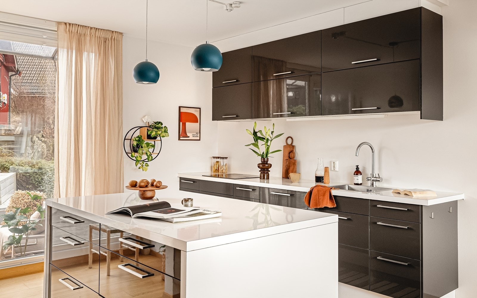 Kjøkkenet har god benkeplass og en praktisk utforming som egner seg godt for både hverdagsmat og selskap. Galleribilde