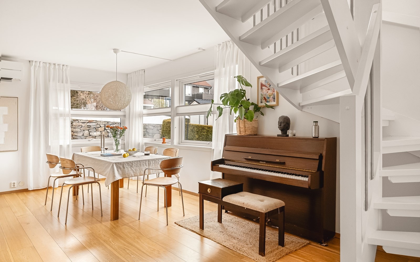 De store vindusflatene slipper inn godt med naturlig lys og gir en god romfølelse. Galleribilde