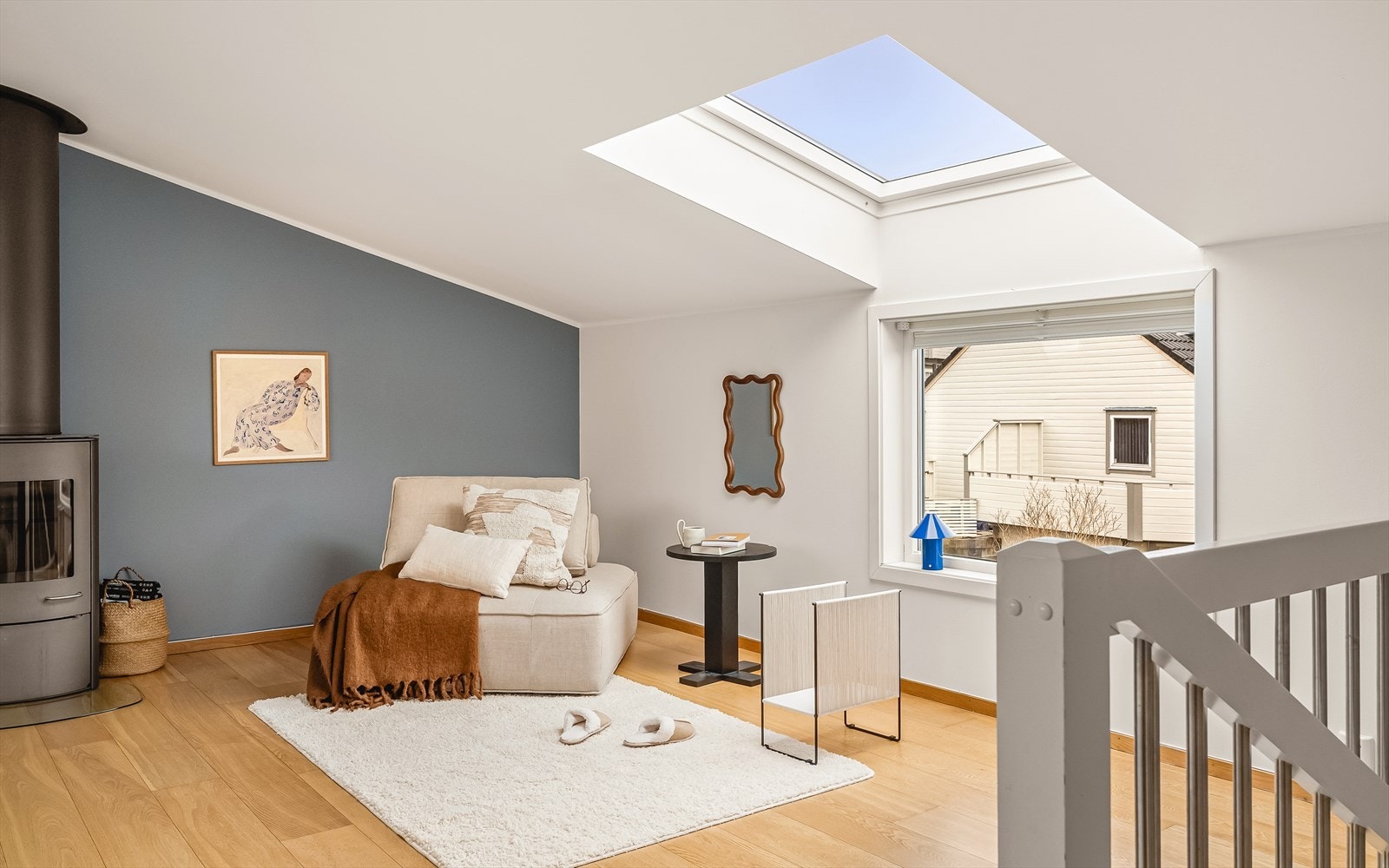 Legg merke til den delikate vedovnen som varmer godt på kalde høst- og vinterdager. Galleribilde