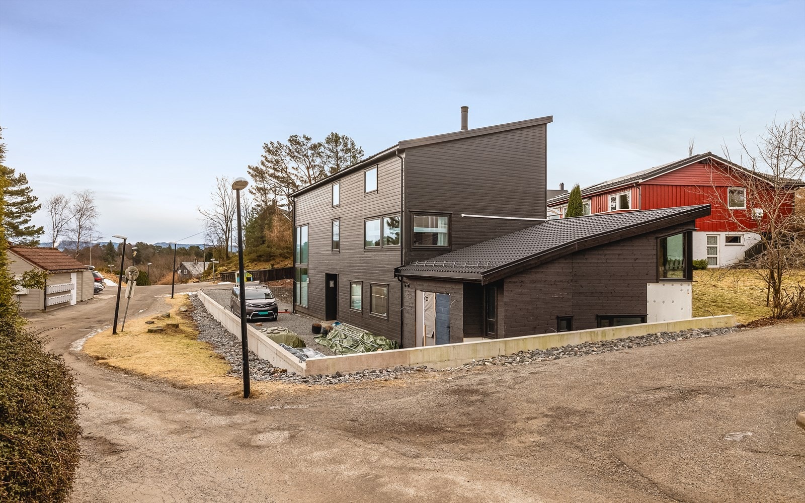 Boligen har en attraktiv og rolig beliggenhet i veletablert boligområde på Sandsli. Galleribilde