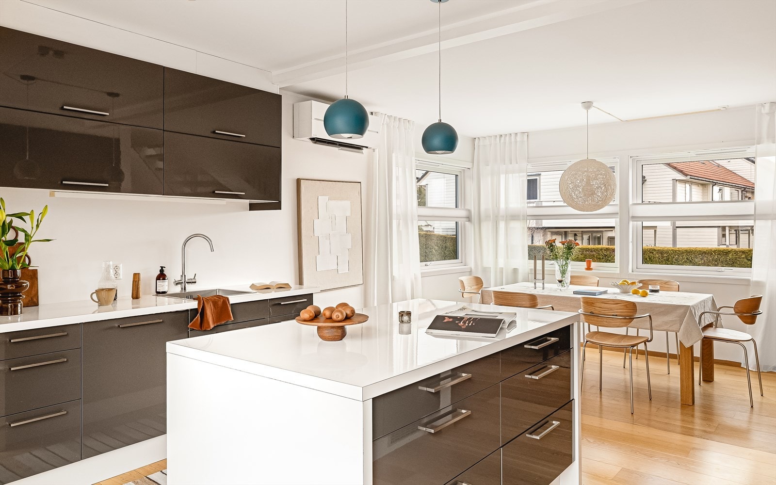 Det er god plass til å innrede med spisebord av ønsket størrelse. Galleribilde