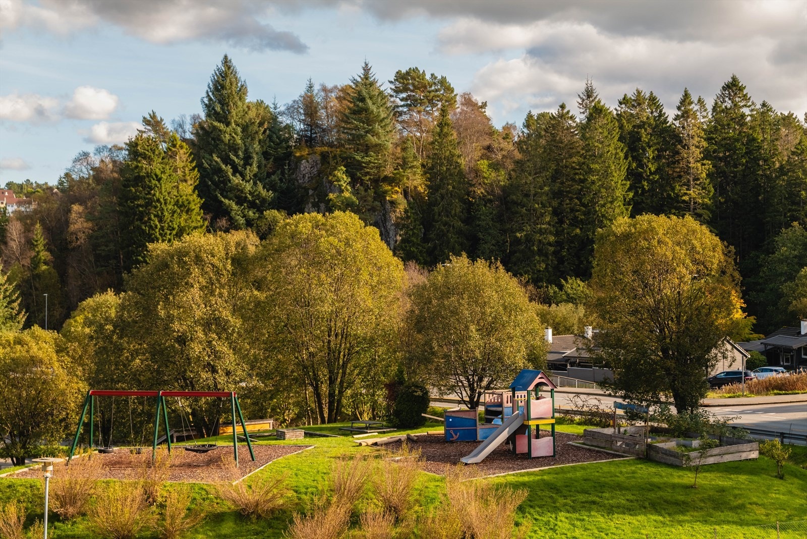 Nabolaget er svært barnevennlig med kort vei til lekeplass og fotballbane samt skoler og barnehager. Galleribilde
