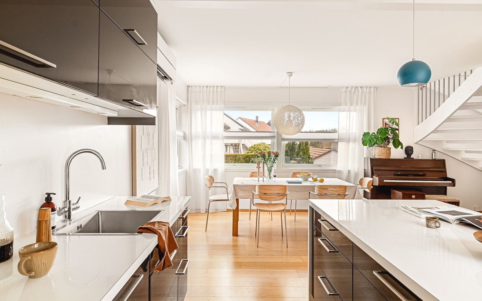 Kjøkkeninnredning fra IKEA med glatte, tidløse fronter og integrerte hvitevarer. Galleribilde