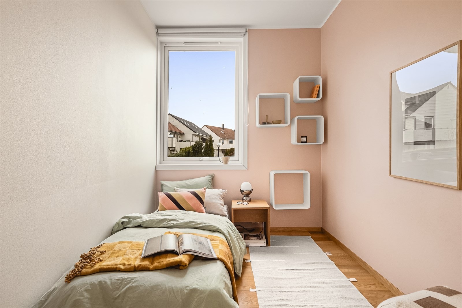 Soverommet har godt med dagslys og en rolig, skjermet plassering i boligen. Galleribilde