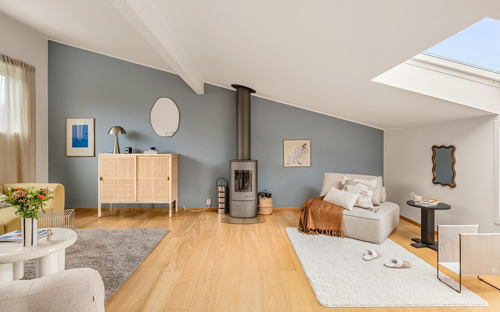 Rommets utforming gir gode møbleringsmuligheter for både TV-stue og lesehjørne. Galleribilde