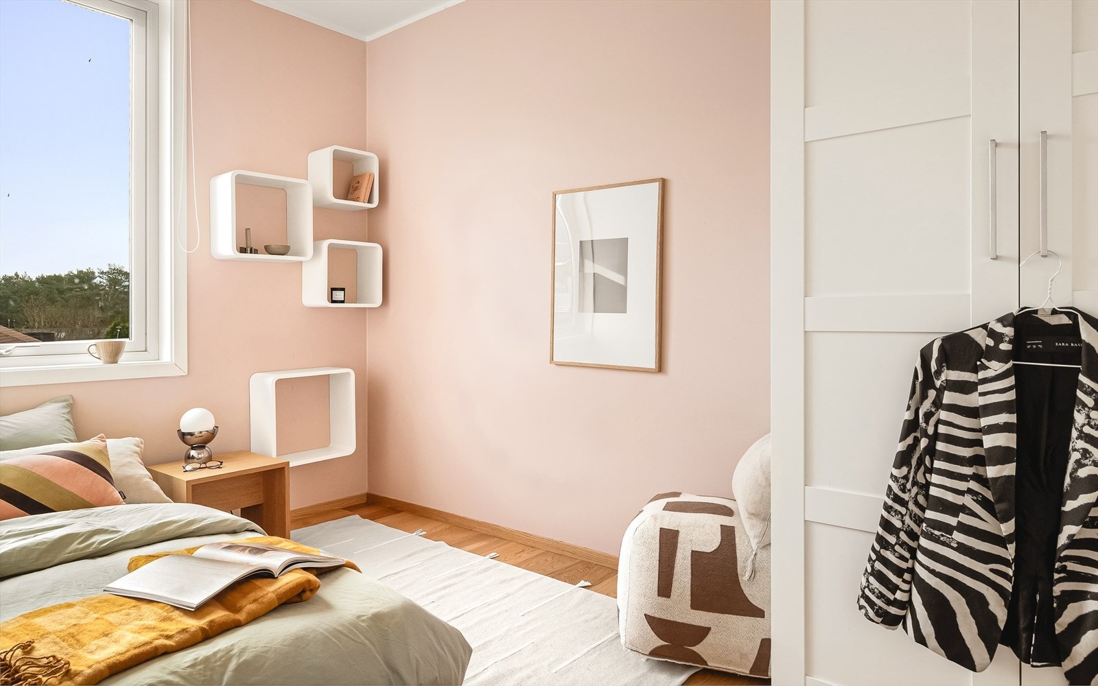 Soverommet i 1. etasje er på ca. 7,1 m². Rommet passer utmerket som barnerom, gjesterom eller kontor. Galleribilde