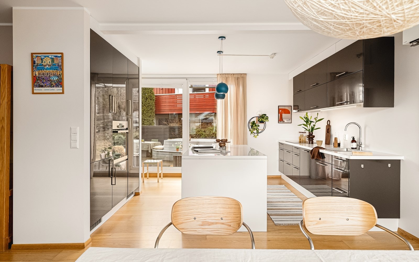 Romslig stue- og kjøkkenløsning på ca. 35,5 m² med godt lysinnslipp og åpen planløsning. Galleribilde