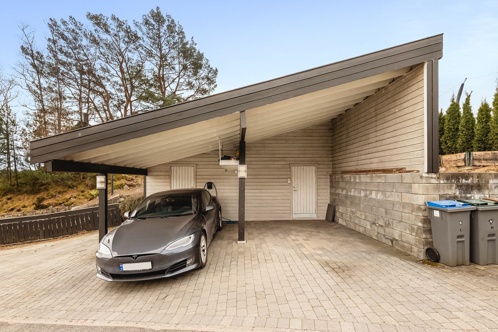 I bakkant av parkering er det bod på ca.6 kvm. Galleribilde