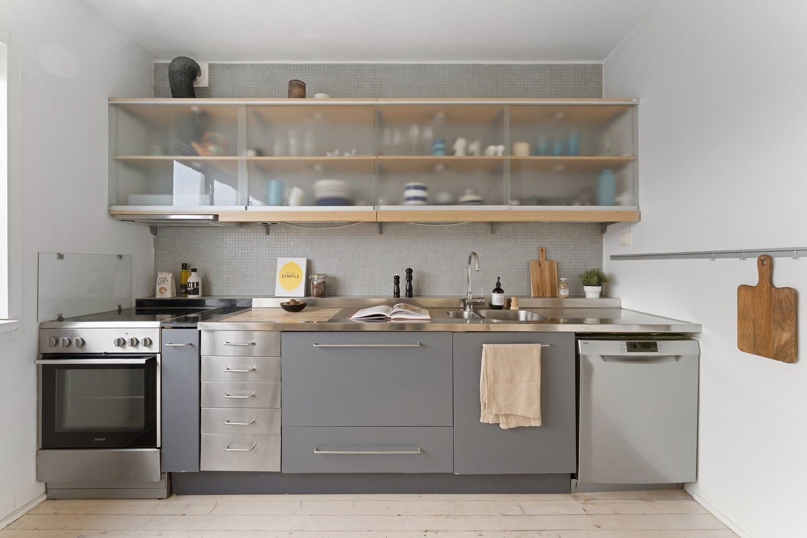 Kjøkkenet er opprinnelig fra 2001, men har et arkitektonisk uttrykk og fremstår tidløst og velholdt. Galleribilde