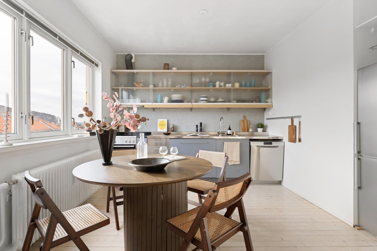 Innvendig har leiligheten flotte tregulv, store vindusflater og et moderne preg. Galleribilde