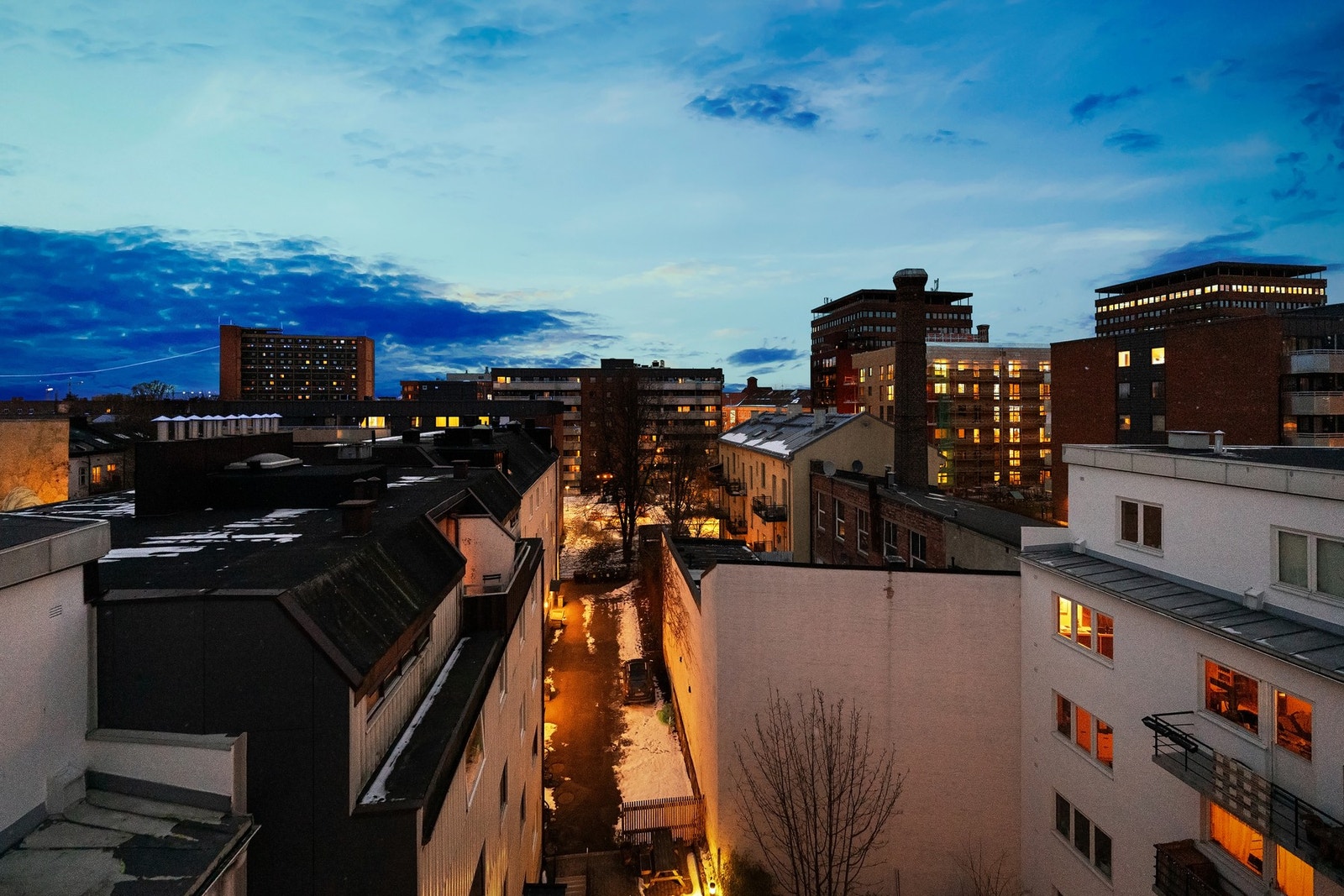 Tilbaketrukket og rolig beliggenhet, samtidig som leiligheten har en svært sentral plassering. Galleribilde