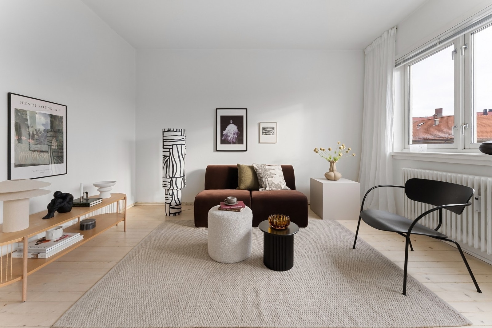 Kombinasjonen av mye lys, en gjennomgående planløsning og god takhøyde på ca. 2,65 m gir en luftig romfølelse. Galleribilde