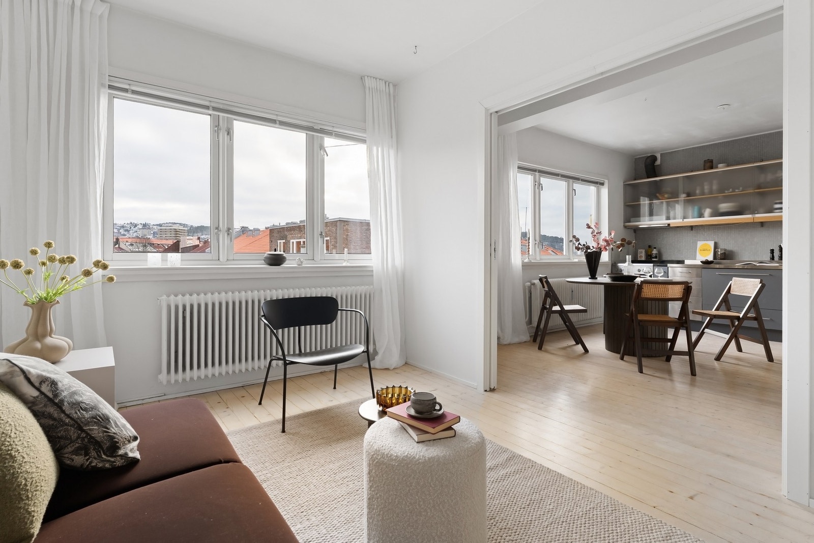 Leiligheten har 6 store vindusflater på rekke og rad i de sosiale rommene. Galleribilde