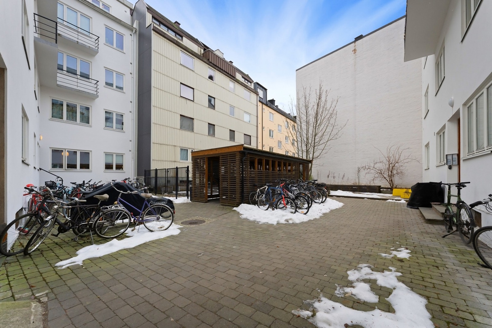 Sykkelparkering i bakgården, og skur for barnevogn. Galleribilde