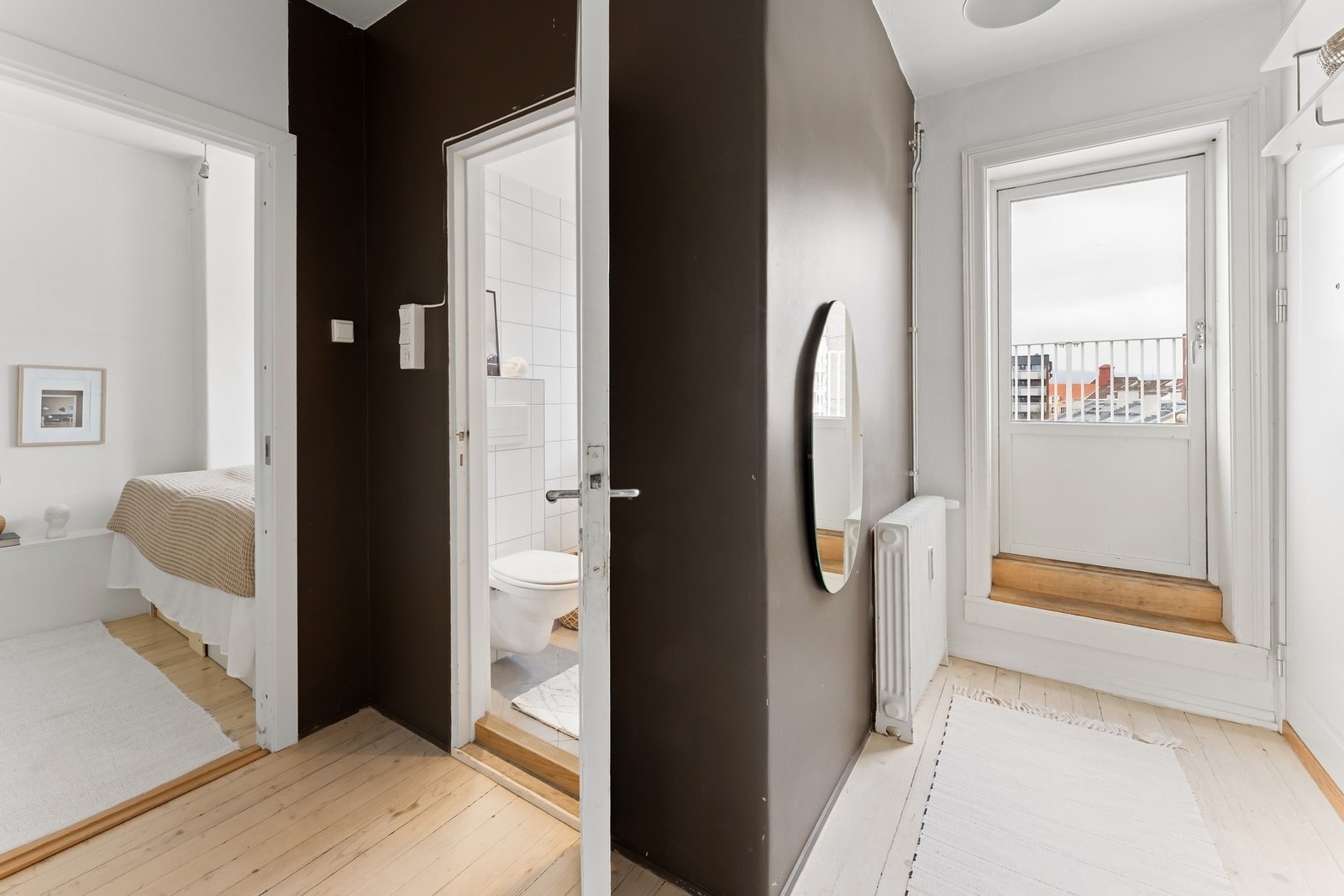 Via mellomgang/entré tar man seg inn til leilighetens soverom og bad, og videre ut til leilighetens private takterrasse t.h. Galleribilde