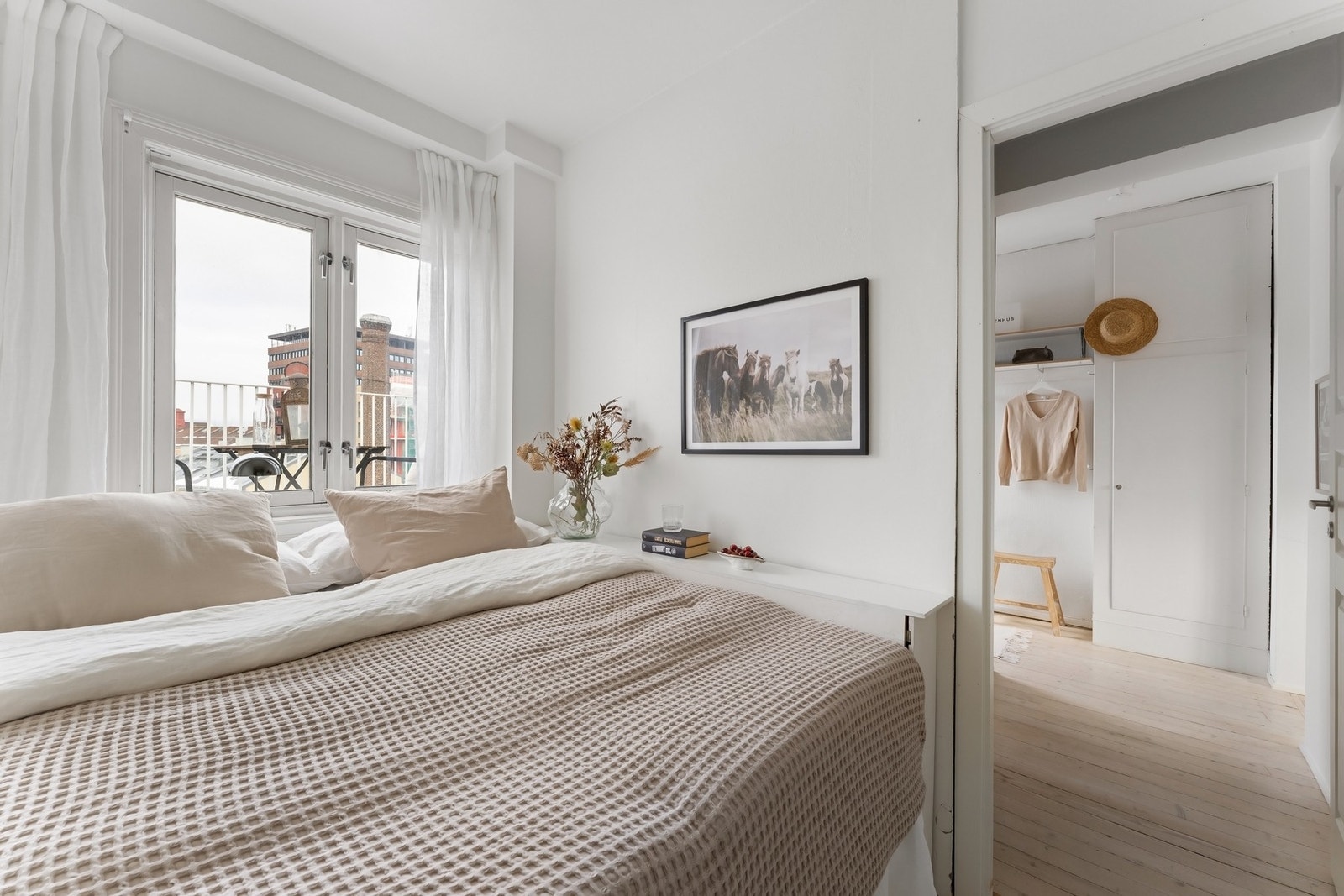 Dobbeltseng av 2 rammemadrasser (160 x 200 cm). Det er etablert to store skuffer for sengetøy under senga for en god utnyttelse av plassen. Galleribilde