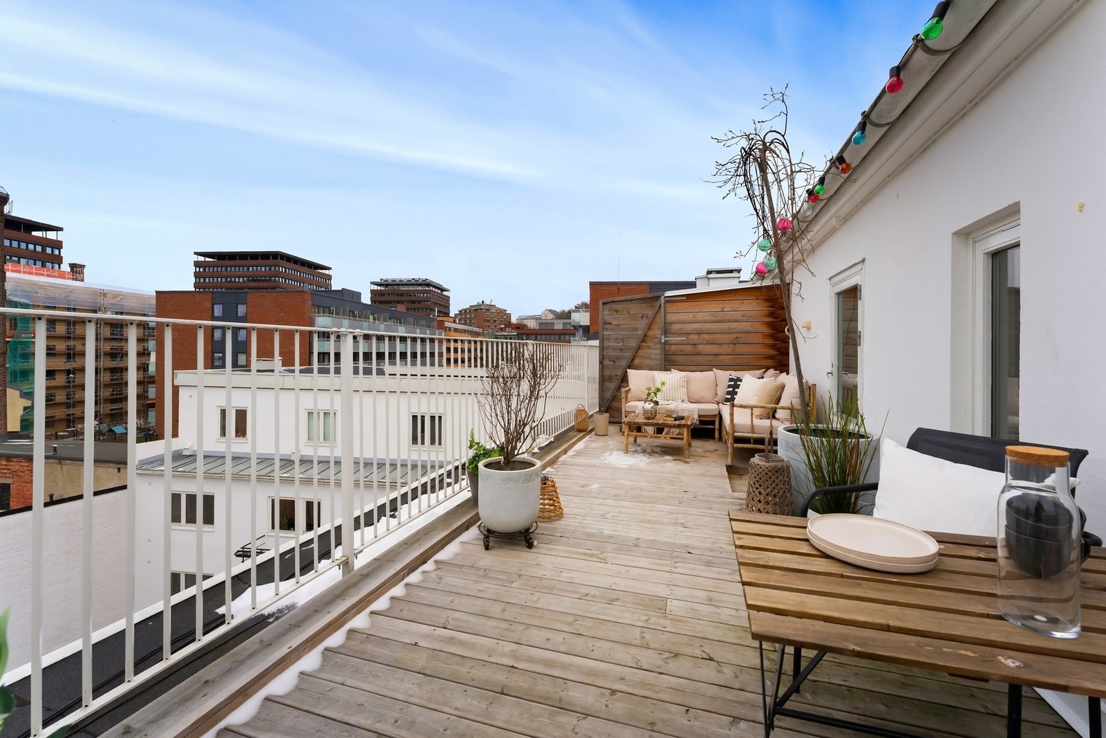 Den private takterrassen er på ca. 21 m2, og ble byggesøkt og etablert i 2023. Galleribilde