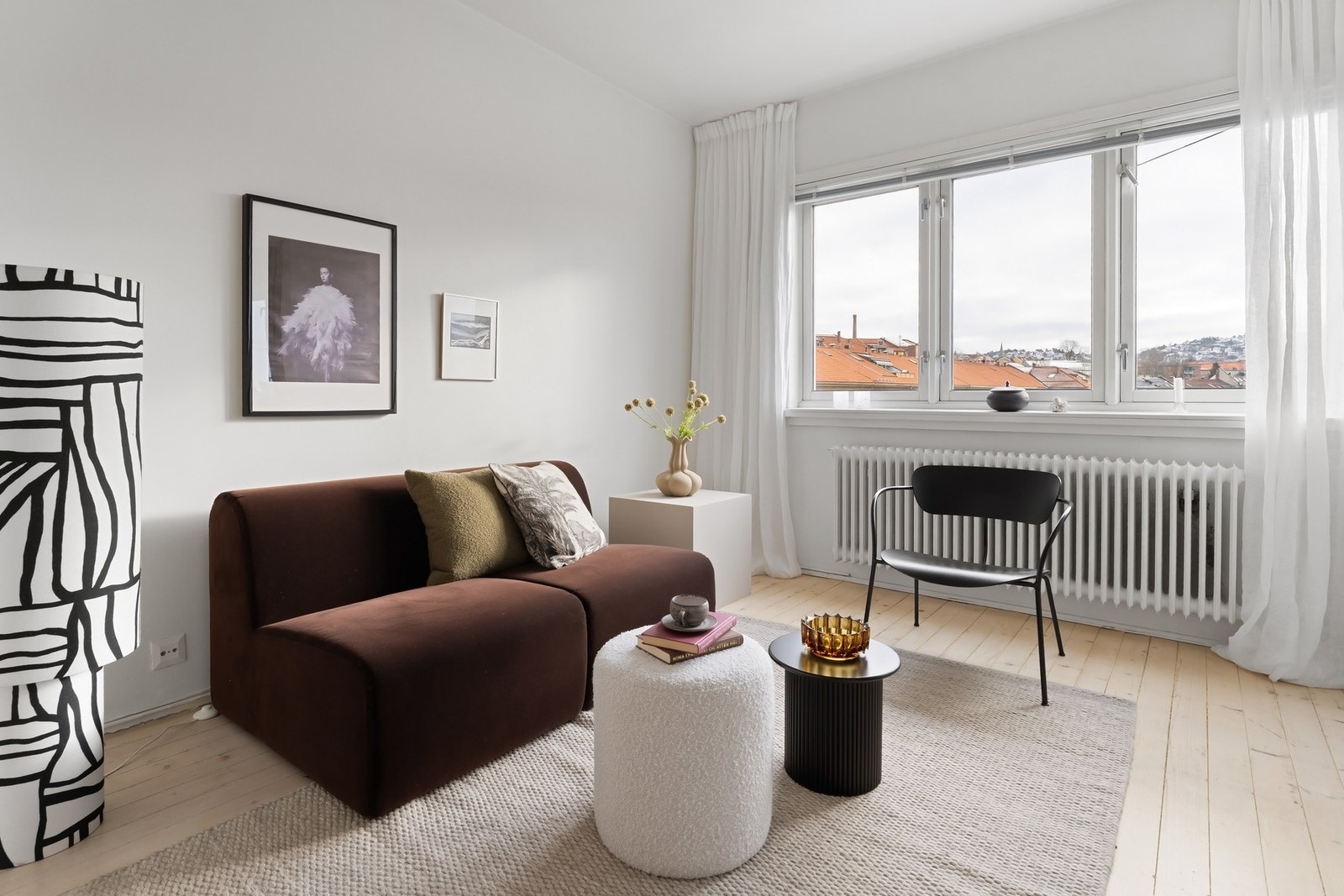 Det er utsikt nedover langs hele Hertug Schules gate og Sigurds gate fra stue og kjøkken. Galleribilde