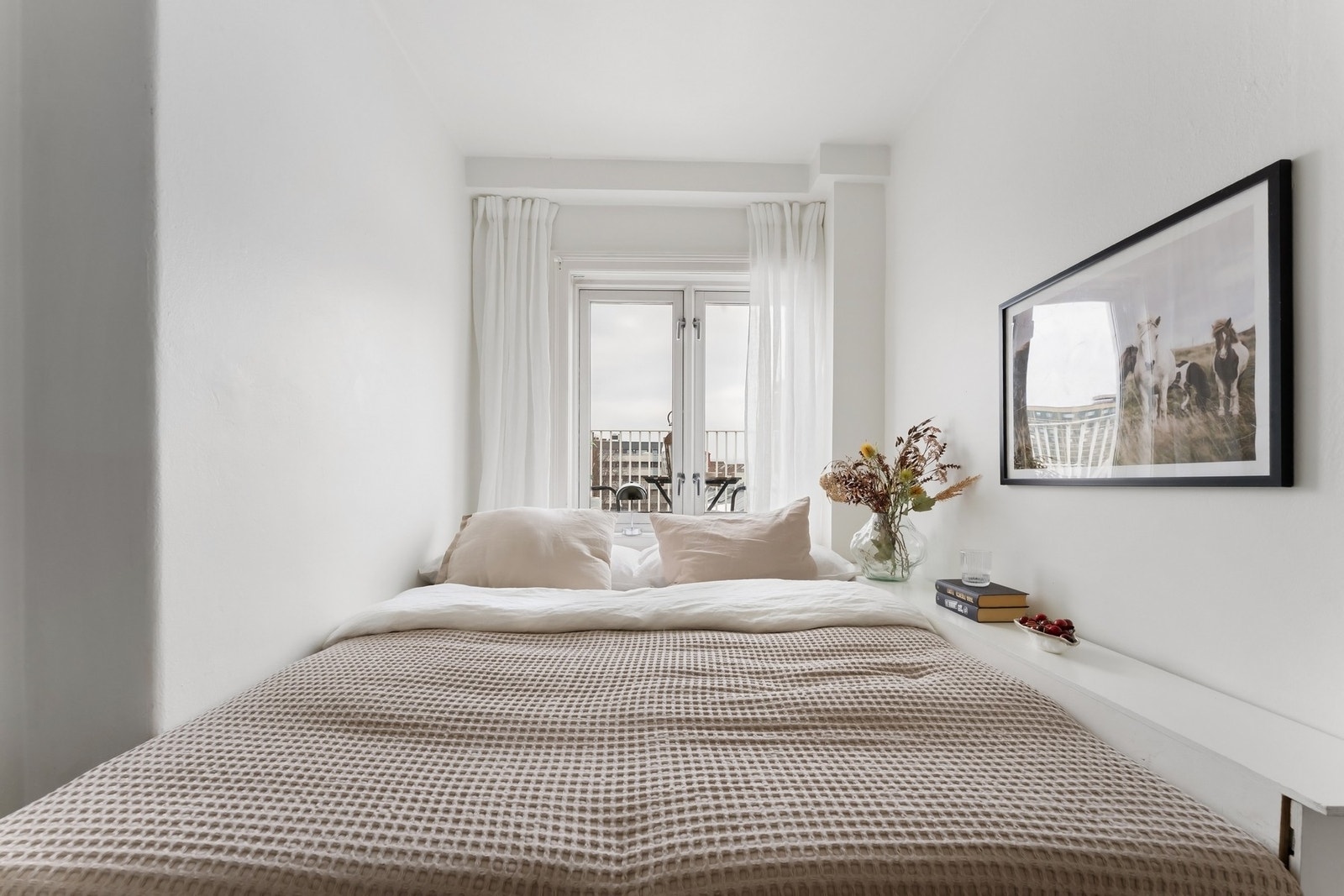 Soverommet vender ut mot leilighetens takterrasse, og videre ut på baksiden av bygget. Galleribilde