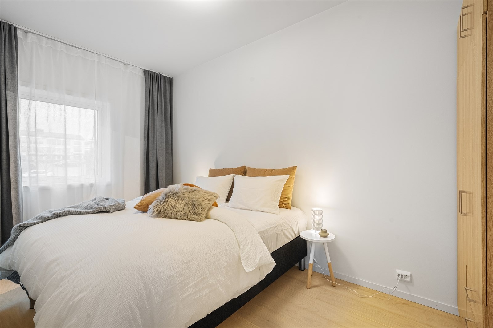 Soverommet er av god størrelse, har store vindusflater og plass til dobbeltseng. Galleribilde