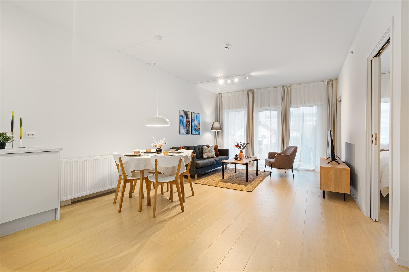 Stuen har store vindusflater som slipper inn rikelig med naturlig lys og er utstyrt med vannbåren varme. Her er det god plass til sofa og øvrig møblement. Galleribilde