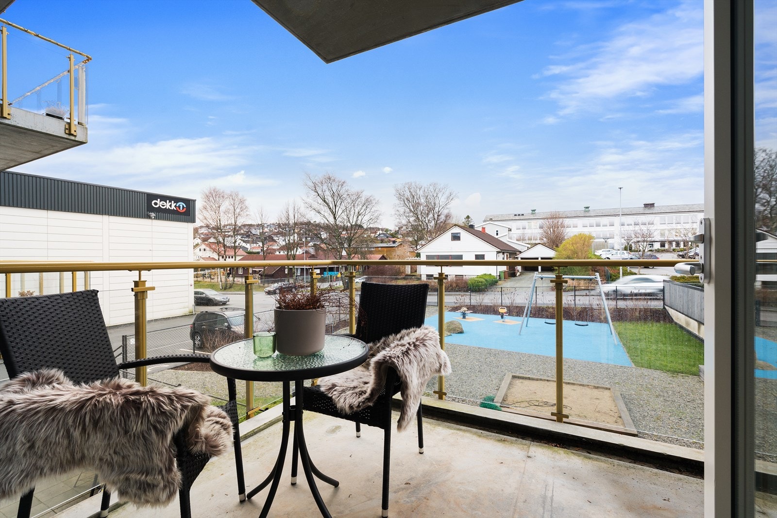 Fra stuen er det utgang til balkong. Bildet er tatt tidligere, og det hvite huset som vises er nå revet. Området har siden blitt bebygd på nytt. Galleribilde