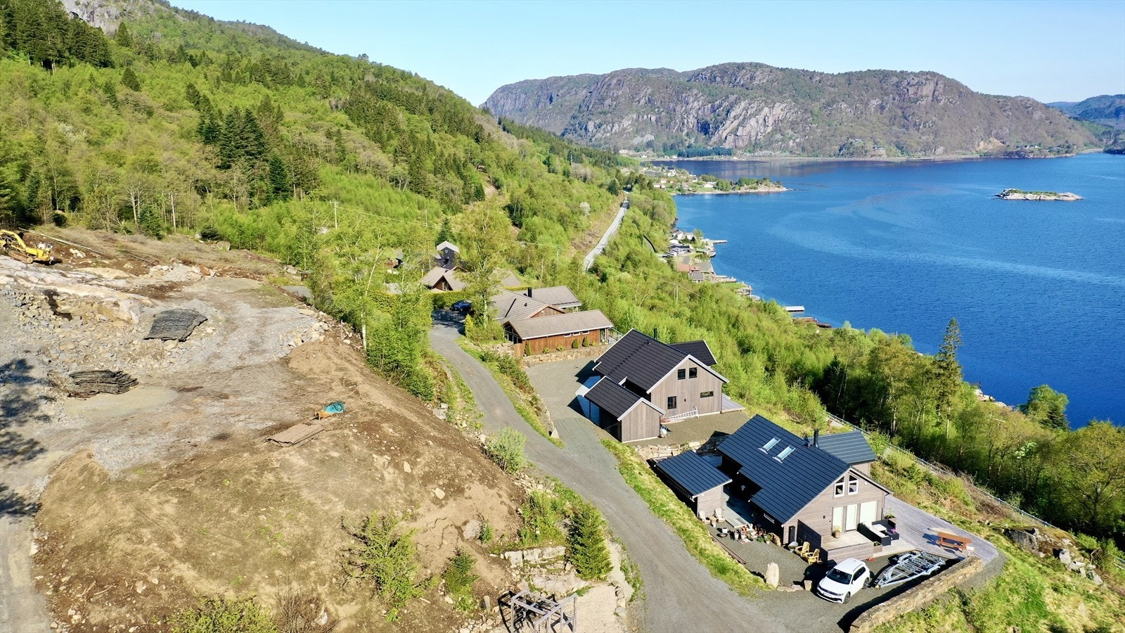 Kun 7 minutter med bil så kommer man til Camp Åpta som har fasiliteter som oppvarmet badebasseng, kanoutleie, fotball- og volleyballbane og sandstrand. Galleribilde
