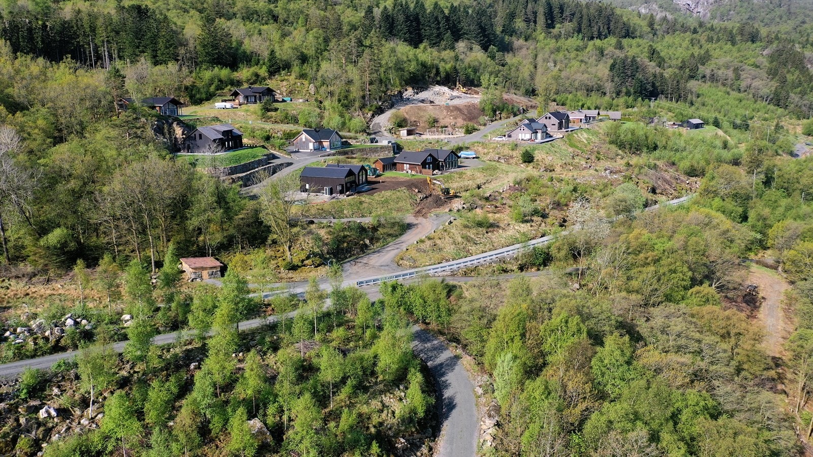 Nedenfor veien ser man vei ned til båtanlegg og badeplass. Galleribilde
