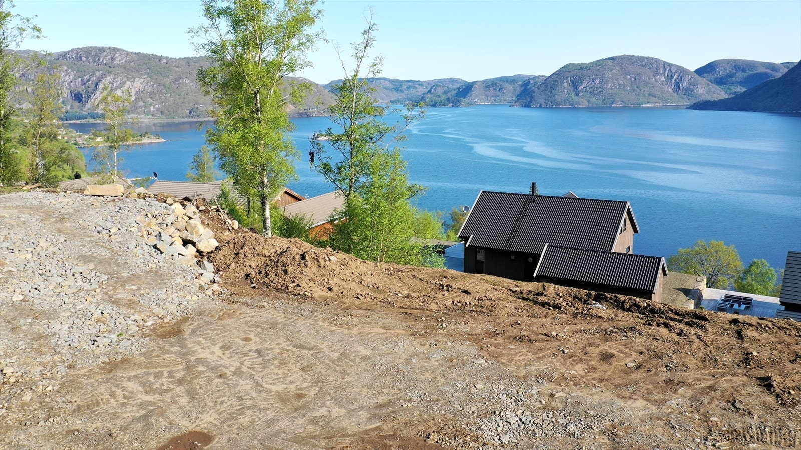 Tomten ligger på en utsiktstopp og har fantastisk utsikt utover fjord og fjell. Galleribilde